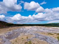 Farbige Abflußrinnen am alten Geysir - Westisland